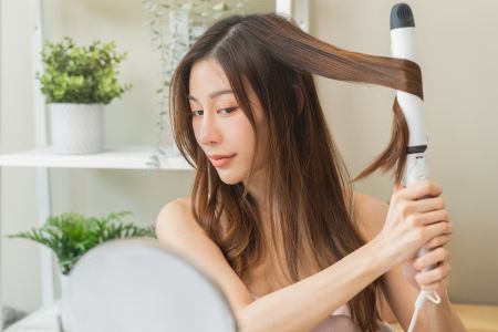 Usa strumenti per lo styling senza paura. Il trattamento Multi-Effetto UNA è infuso con cheratina idrolizzata per prevenire danni ai capelli causati da trattamenti chimici e strumenti per lo styling.